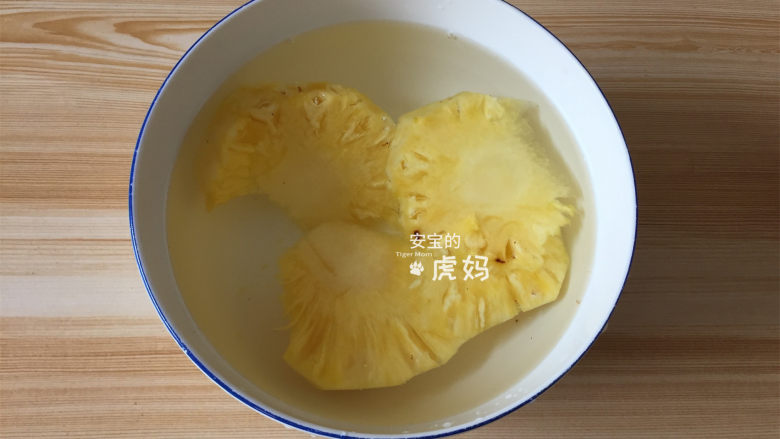 凤梨香蕉奶昔,将已经去皮切片的<a style='color:red;display:inline-block;' href='/shicai/ 2388'>凤梨</a>放入淡盐水中浸泡几分钟;