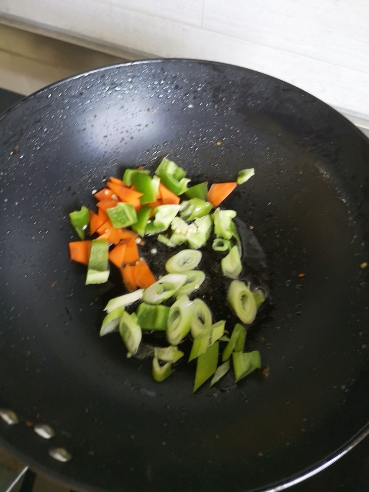 快手正餐 木耳炒花菜,第三步:锅中放油
            下大葱胡萝卜青椒炒香