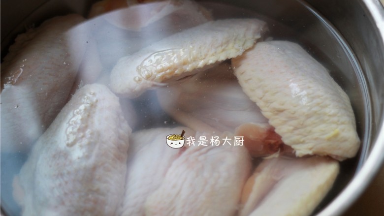 可乐鸡翅,<a style='color:red;display:inline-block;' href='/shicai/ 96'>鸡翅</a>处理干净