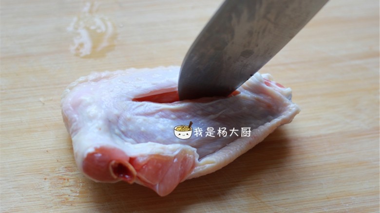 可乐鸡翅,鸡翅的背面划上一刀(正面是鼓鼓的那一边,要保持完整哦)