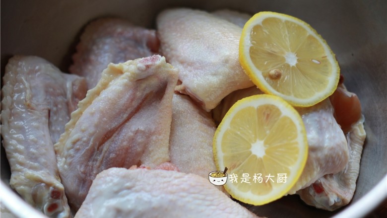 可乐鸡翅,鸡翅用少量食盐，两片<a style='color:red;display:inline-block;' href='/shicai/ 595'>柠檬</a>，腌制5分钟。<a style='color:red;display:inline-block;' href='/shicai/ 595'>柠檬</a>让<a style='color:red;display:inline-block;' href='/shicai/ 911'>可乐</a>鸡翅的口感很清新哦