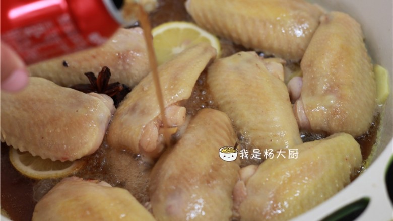 可乐鸡翅,倒入一听可乐
