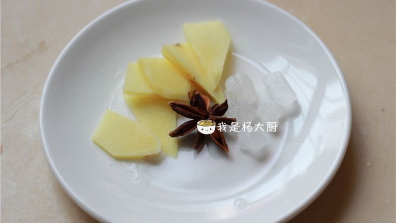可乐鸡翅,姜切片,准备好一颗八角,几粒<a style='color:red;display:inline-block;' href='/shicai/ 866'>冰糖</a>
