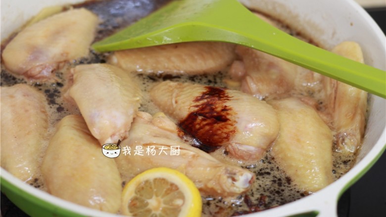 可乐鸡翅,点上少许老抽,放入非常少量食盐,中火炖15分钟。做甜味菜时候,记得要加入少量食盐哦,这样做出的菜味道更鲜美,而且不腻