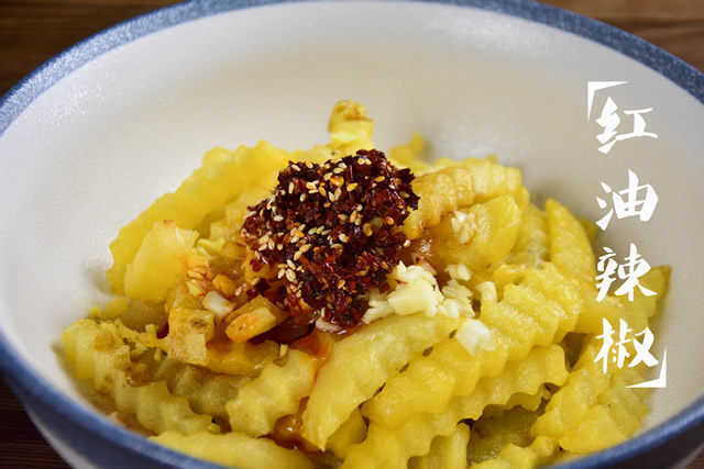 狼牙土豆,放入三生川红油辣椒;