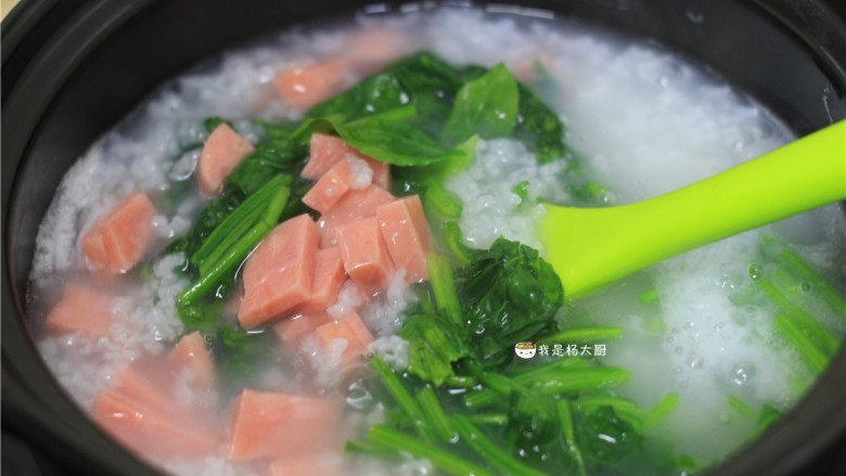 菠菜火腿粥,将菠菜和火腿放入熬好的米粥中,搅拌均匀,继续熬住2-5分钟