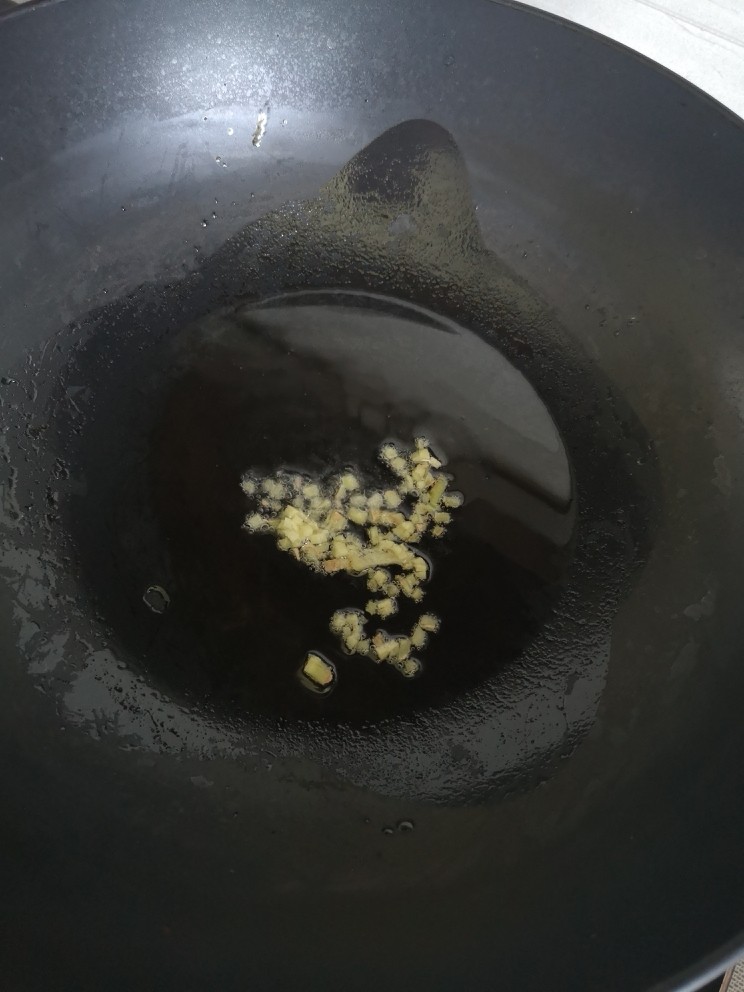 快手正餐 蒜蓉干煸四季豆,第三步:锅中多放点油
放入生姜末炒香