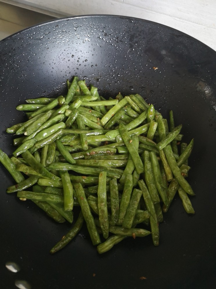 快手正餐 蒜蓉干煸四季豆,第四步:放入四季豆炒至虎皮状