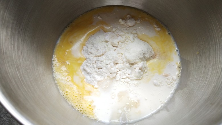 酥粒大排包,除黄油外,将主面团所有材料混合包括波兰种