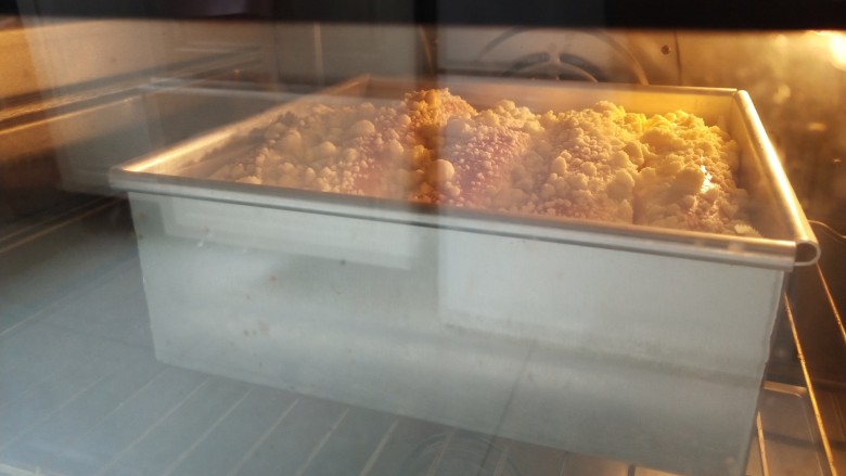酥粒大排包,烤箱170度中层烘烤25分钟,表面上色满意盖锡纸