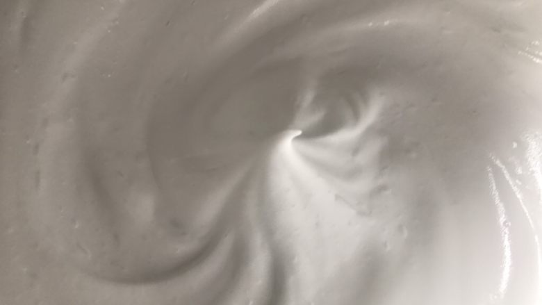 西瓜蛋糕,打发至近硬性发泡