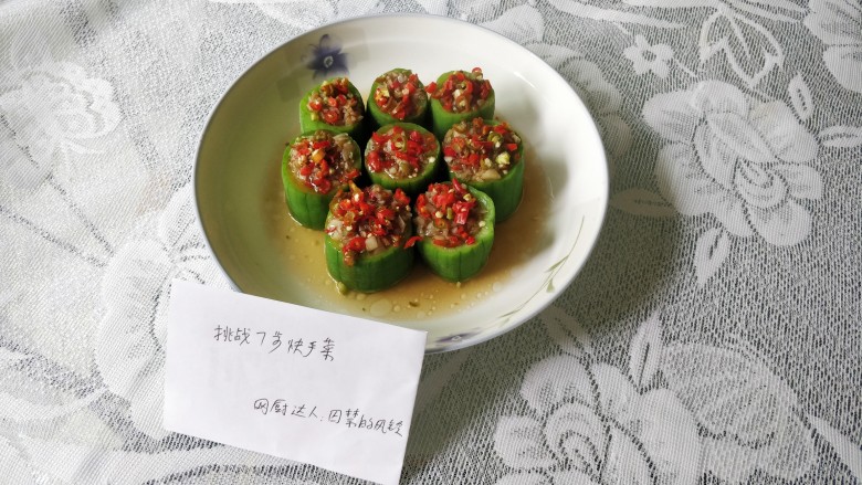 快手正餐   蒜蓉蒸丝瓜,然后开水下锅，大火蒸五分钟就好了。高颜值快手菜，强烈推荐哦！