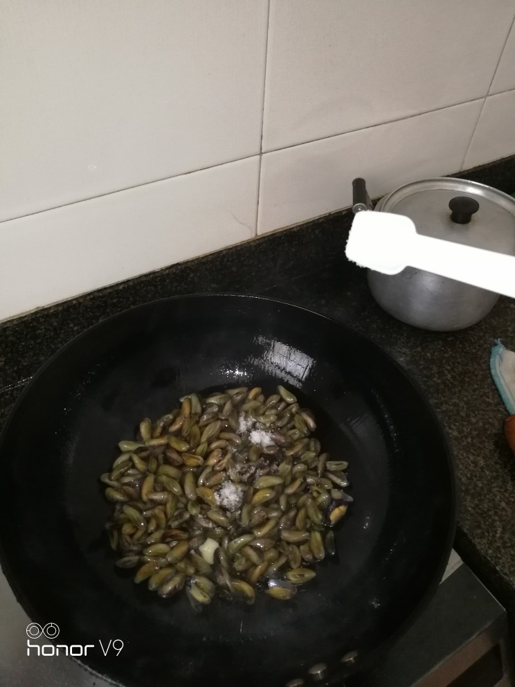 薄壳金不换(九层塔里的海瓜子),下少许盐