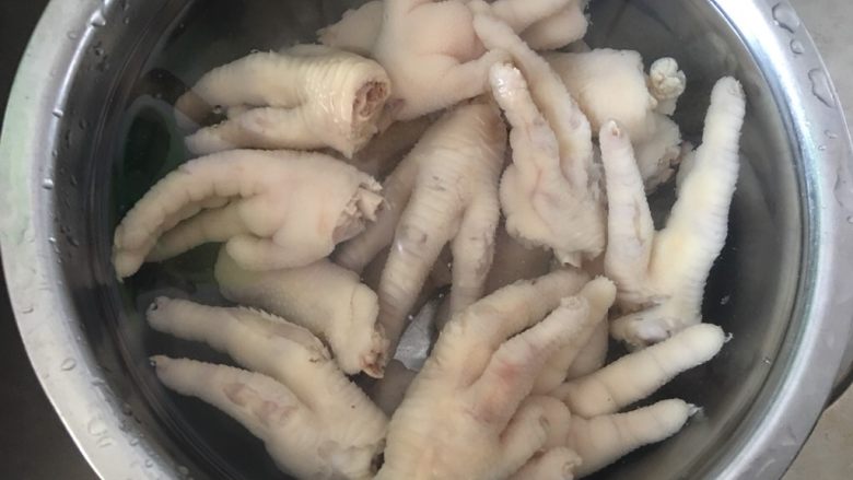 柠檬凤爪,煮好的鸡爪放入凉水冲洗掉浮末,放冷水放凉