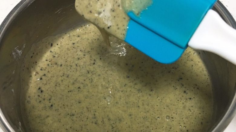 芝麻核桃蛋糕,浓稠的蛋黄糊完成了,滴落的面糊不会马上消失。
