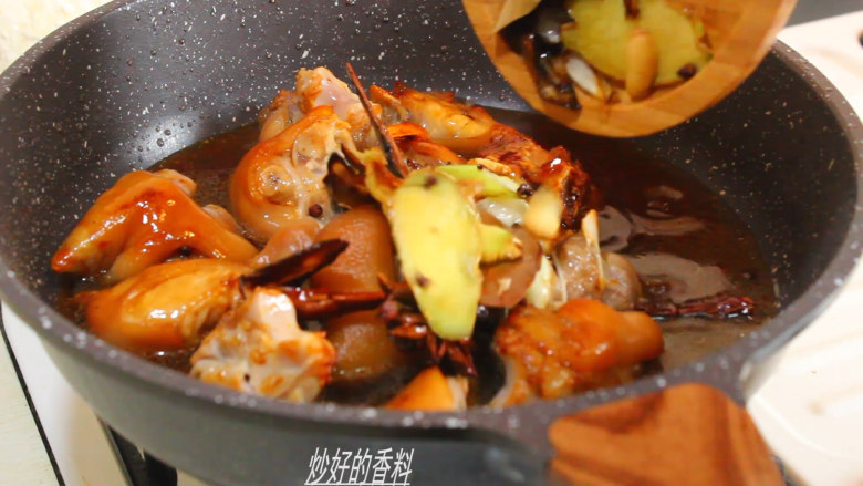 红烧猪蹄,倒入炒好的的香料