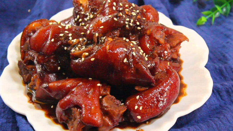 红烧猪蹄,装盘 撒入<a style='color:red;display:inline-block;' href='/shicai/ 141765'>熟芝麻</a>即可享用~