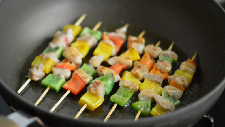 照烧鸡肉串,煎到一面焦黄再翻转煎另外一面