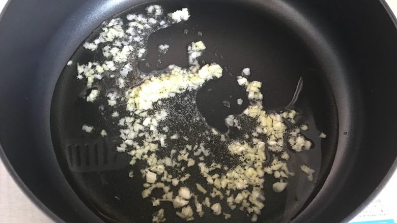 快手正餐 番茄酱杂烩汤,起油锅,热锅凉油,下大蒜生姜末,小火煸香