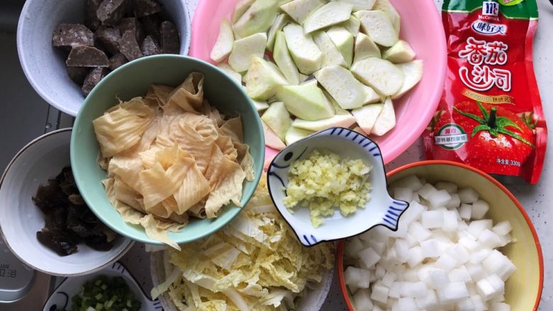 快手正餐 番茄酱杂烩汤,首先我们准备好所有食材
<a style='color:red;display:inline-block;' href='/shicai/ 6841'>牛肉丸</a>提前解冻之后一分为四切开
<a style='color:red;display:inline-block;' href='/shicai/ 57'>丝瓜</a>去皮洗净之后切成滚刀小块,用盐水浸泡,避免氧化变色
<a style='color:red;display:inline-block;' href='/shicai/ 11156'>腐皮</a>提前泡软之后洗净切碎
<a style='color:red;display:inline-block;' href='/shicai/ 2794'>大蒜</a><a style='color:red;display:inline-block;' href='/shicai/ 2800'>生姜</a>分别切成末
<a style='color:red;display:inline-block;' href='/shicai/ 136'>黑木耳</a>提前泡发,然后去蒂洗净之后撕成小朵
<a style='color:red;display:inline-block;' href='/shicai/ 157'>小葱</a>洗净之后切圈
<a style='color:red;display:inline-block;' href='/shicai/ 140'>娃娃菜</a>洗净之后切成丝,控干水分
萝卜去皮洗净之后切成小块,控干水分
