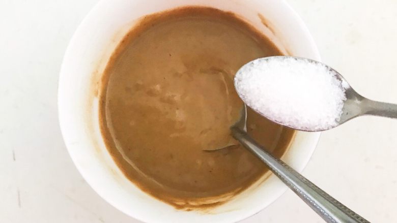 10分钟快手菜 凉拌麻酱豇豆,加入1勺白砂糖