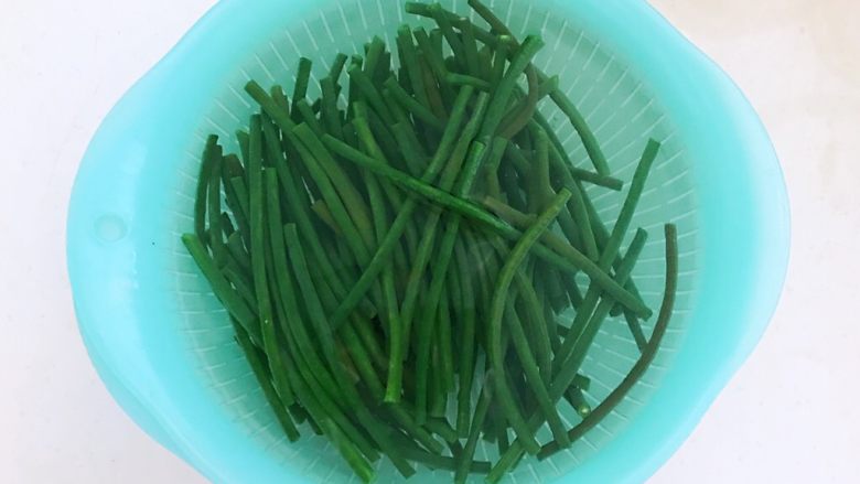 10分钟快手菜 凉拌麻酱豇豆,把焯好的豇豆捞出来,用冷水过凉