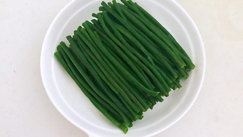10分钟快手菜 凉拌麻酱豇豆,把豇豆放入盘中