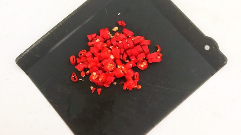 10分钟快手菜 凉拌麻酱豇豆,把小米辣切成辣椒末