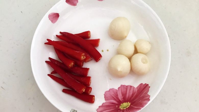10分钟快手菜 凉拌麻酱豇豆,把<a style='color:red;display:inline-block;' href='/shicai/ 2798'>独头蒜</a>和小米辣清洗干净,小米辣去蒂去蒂,