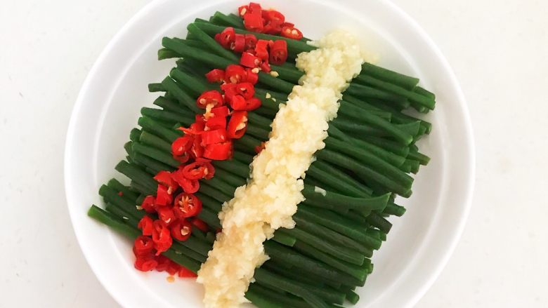 10分钟快手菜 凉拌麻酱豇豆,在豇豆上面放入辣椒末和蒜末