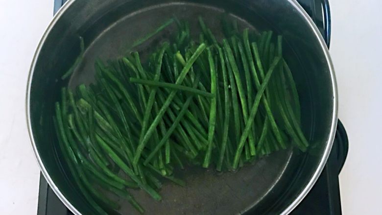 10分钟快手菜 凉拌麻酱豇豆,加入豇豆焯水