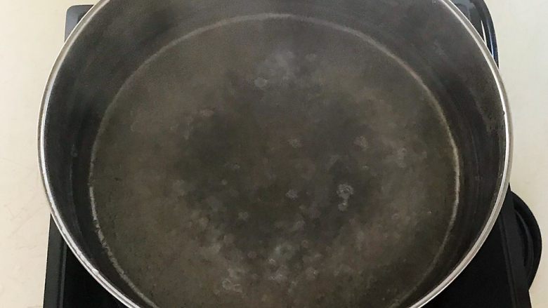 10分钟快手菜 凉拌麻酱豇豆,锅里加入冷水烧开