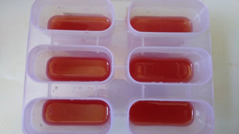 西瓜冰棒,将西瓜汁倒入冰棒模具6分满,预留<a style='color:red;display:inline-block;' href='/shicai/ 885'>酸奶</a>和猕猴桃汁空间。