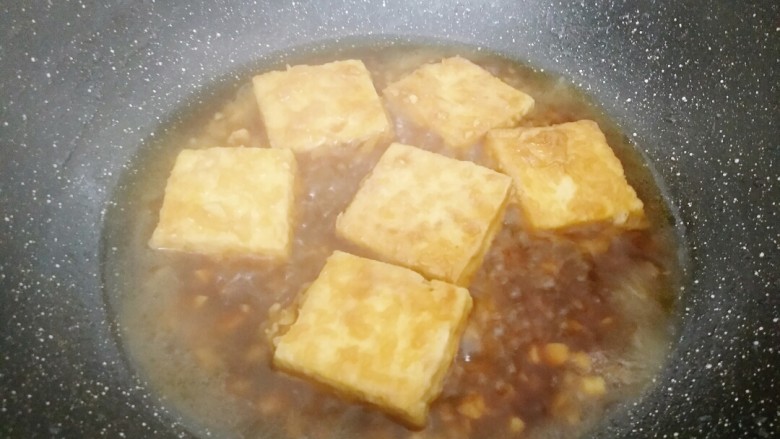 米饭杀手的家常菜~锅塌豆腐,然后倒入豆腐,放适量盐小火慢炖。