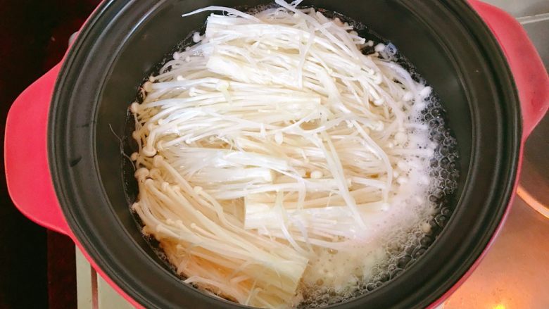 金针菇粉丝肉碎煲,另起一小砂锅,煮开水,水不要放太多,加入金针菇。