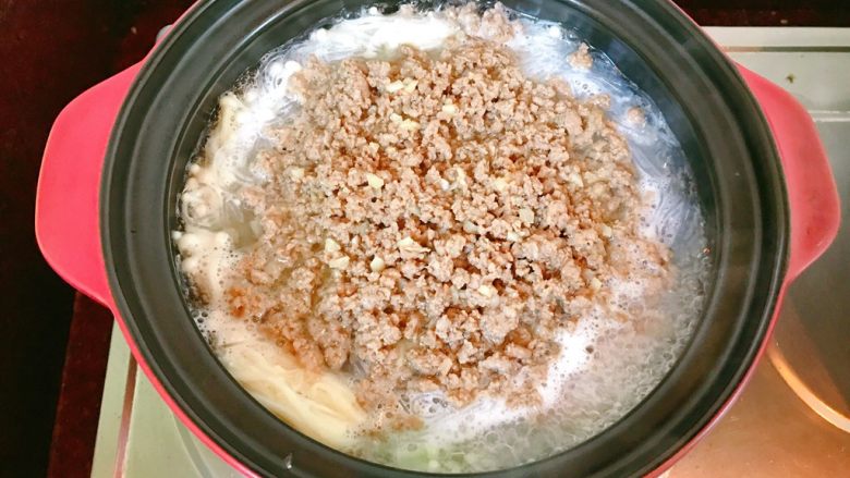 金针菇粉丝肉碎煲,煮开,加入肉碎。