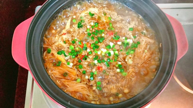 金针菇粉丝肉碎煲,煮至熟透,放入葱花。
