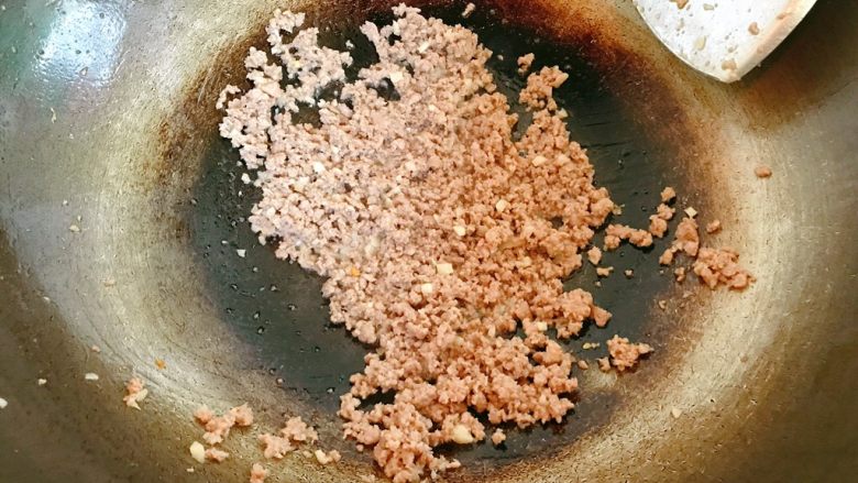 金针菇粉丝肉碎煲,炒变色,关火。