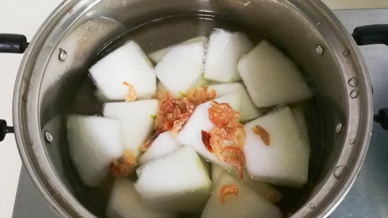 快手正餐 麻油海米冬瓜汤,放入海米和泡海米的水,放入适量热水烧开,小火将冬瓜熟透