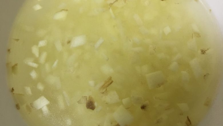 仔姜爆鸡肉,仔姜切末,泡水,挤一挤姜,让姜汁尽可能的渗出
