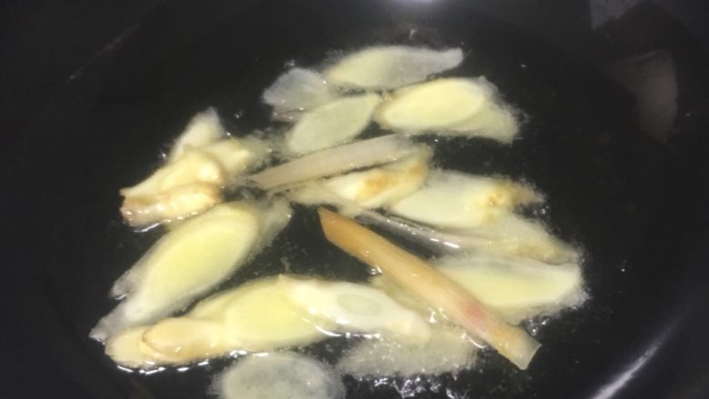 仔姜爆鸡肉,油三四成热的时候下姜片,炸制焦黄以后捞出