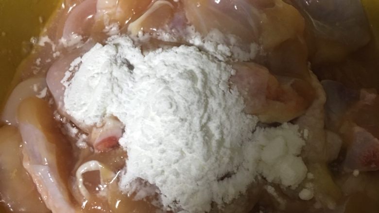 仔姜爆鸡肉,鸡肉加半勺盐,一勺料酒,刚泡的姜汁水(少许),少许淀粉抓匀腌制
