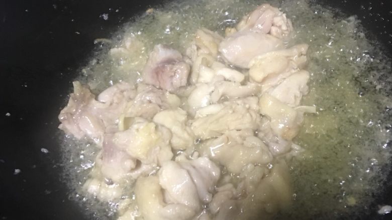 仔姜爆鸡肉,炸过姜的油滑鸡块,油大概六七成热,滑两三分钟捞出