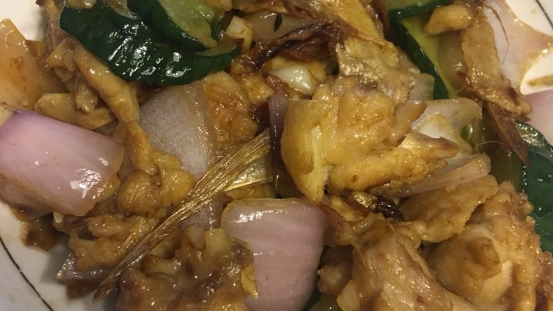 仔姜爆鸡肉,少许底油,放蒜末煸炒,之后依次放入洋葱、黄瓜、鸡肉、炸过的姜片,放少许酱油、蚝油、糖、盐(少许,因为鸡肉已经有盐味了),翻炒,最后放少许鸡粉,出锅!