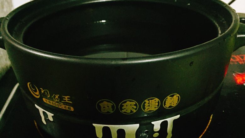 银耳糯米红枣粥,取出砂锅,加入清水