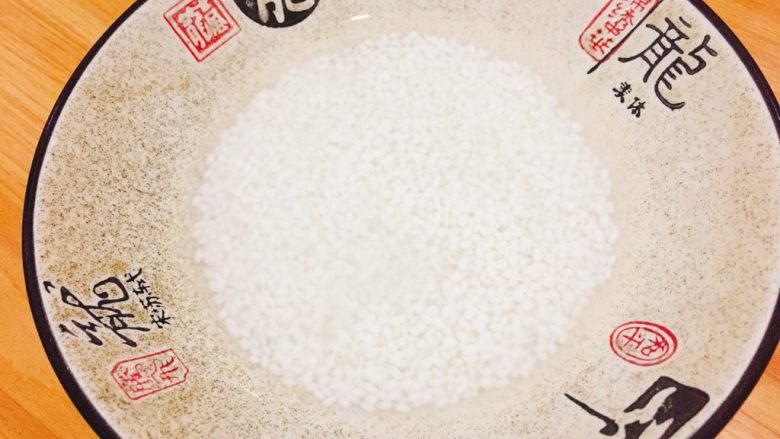 银耳糯米红枣粥,圆糯米将提前泡两小时,银耳如果是干的也要提前泡发。