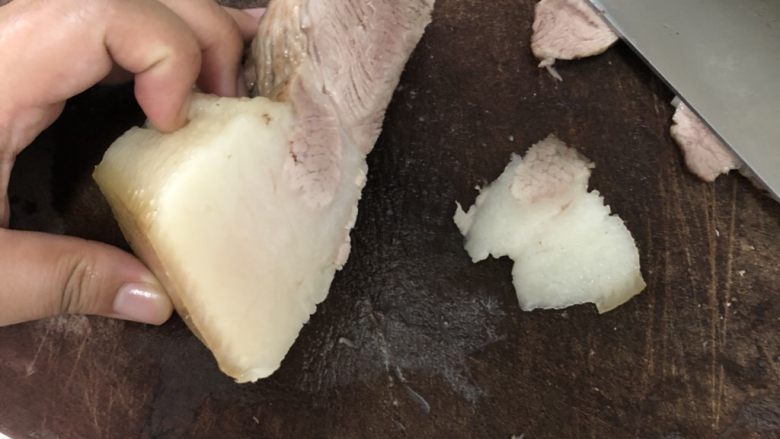 夏天这样吃:李庄白肉,煮好的白肉,放到一边凉了之后切片