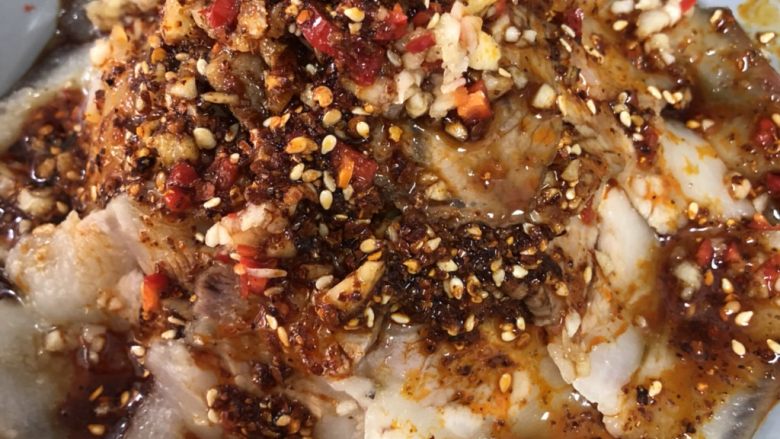 夏天这样吃:李庄白肉,淋到白肉上
