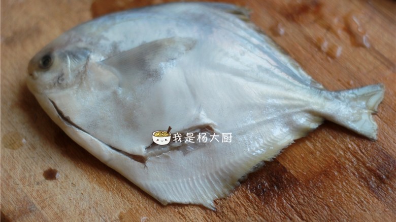 家常熬平子鱼,去内脏,收拾干净
