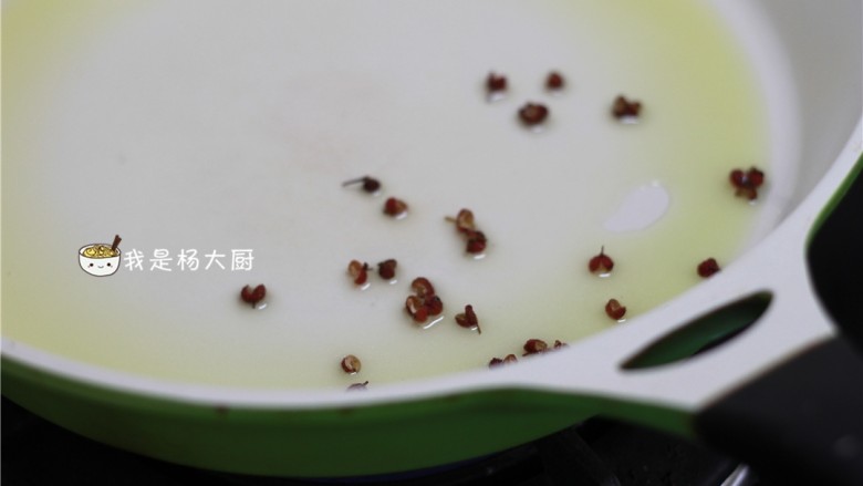 家常熬平子鱼,不粘锅内放少许食用油,放入<a style='color:red;display:inline-block;' href='/shicai/ 700'>花椒</a>炸香后捞出不用